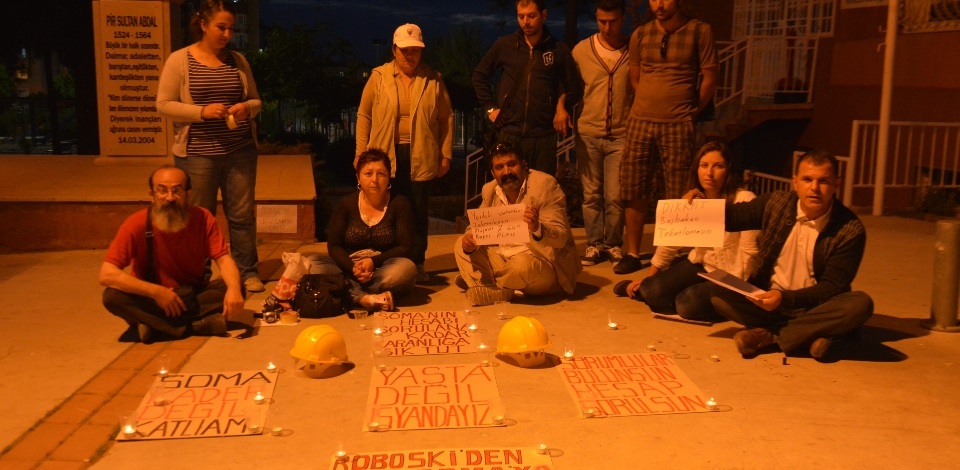 Çiğli'de HDP'liler Soma için farklı noktalarda oturma eylemi gerçekleştirdi.